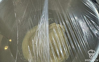 Замесите тесто. Тесто накройте пищевой пленкой. Уберите в теплое место на 1 час. 