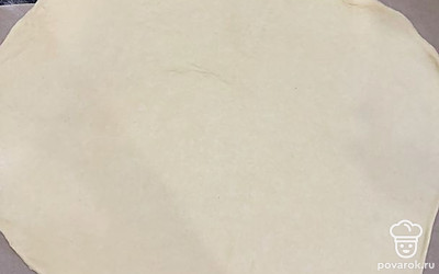 Тесто раскатайте в тонкий пласт. 