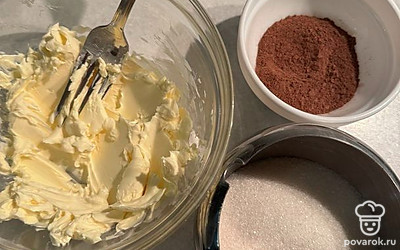 Для начинки соедините 110 грамм сливочного масла, 160 грамм сахара и корицу. 