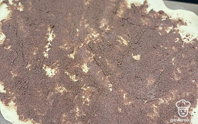 Равномерно распределите начинку по тесту. 