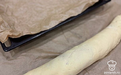Тесто сверните в рулет.
