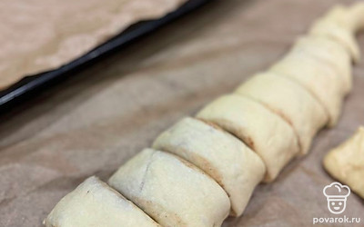 Разрежьте тесто на равные части. 