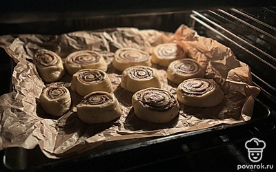 Выпекайте булочки 30 минут при температуре 180 градусов. 