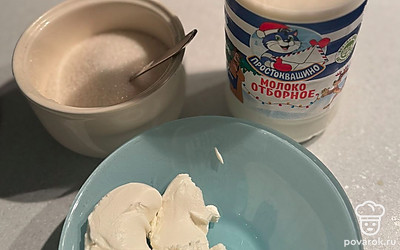 Для крема соедините творожный сыр, 50 грамм сахара и 40 миллилитров молока.