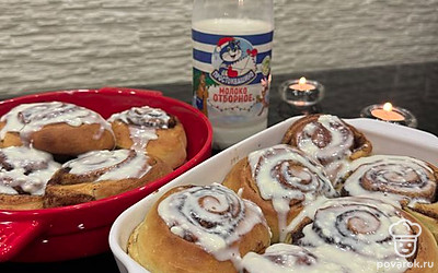 Чуть остывшие булочки смажьте кремом и наслаждайтесь невероятным вкусом и ароматом домашней выпечки. 