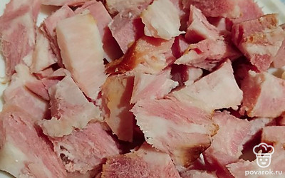 Мясо нарежьте небольшими кусочками. Положите в кастрюлю с кипящей водой. Варите 20 минут. 