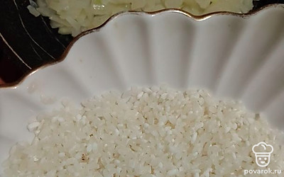 Пока варится мясо, рис промойте. Репчатый лук обжарьте на растительном масле до полуготовности. Затем рис и лук отправьте в кастрюлю.