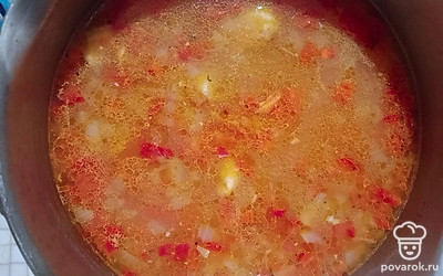 За 10 минут до готовности в харчо добавьте соус ткемали, лавровый лист, хмели-сунели, молотый красный перец. Посолите. Поварив на медленном огне еще 5 минут, положите в суп толченый чеснок, нарезанную зелень. Тут же снимите с огня.