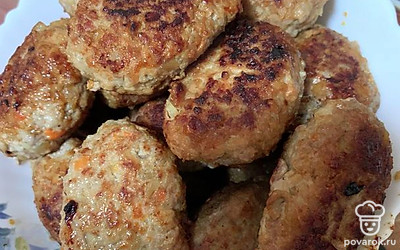 Подавайте котлеты с любимым гарниром.