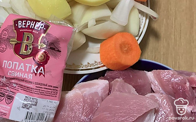 Очистите овощи. Нарежьте овощи и мясо кусочками.