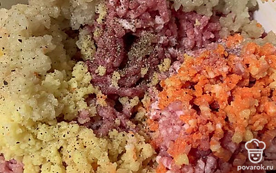 Измельчите все через мясорубку. Посолите, поперчите.