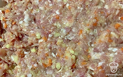 Все хорошо перемешайте. Фарш готов.