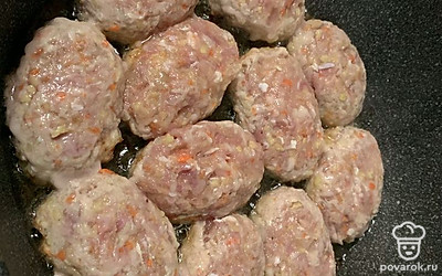 Слепите из фарша котлетки. Обжаривайте на сковородке с двух сторон по 6-7 минут.