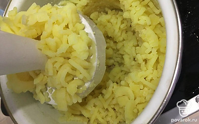 Картофель отварите в подсоленной воде. Сделайте из него пюре, добавив масло.