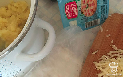 Сыр натрите на терке и добавьте в пюре. Хорошо перемешайте.