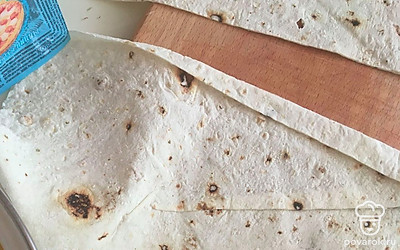 Лаваш нарежьте на прямоугольники или квадраты.