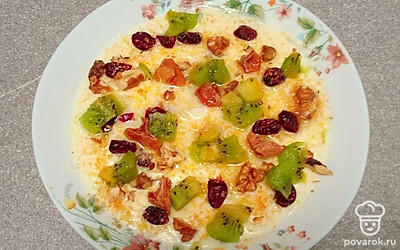 Кукурузная каша с кокосовым маслом, сушеной клюквой, вяленой хурмой, грецкими орехами, киви и тростниковым сахаром — Рецепт с фото