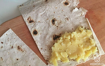 На каждый кусочек лаваша выложите картофельную начинку и сверните лаваш в трубочки. Положите их в жаропрочную форму. Смажьте желтком и отправьте в духовку при 180 градусах на 18-20 минут.