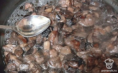  Замороженные грибы обжарьте на растительном масле на сковороде, постоянно помешивая, пока не выпарится вода.