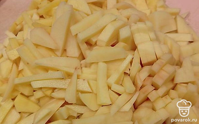 Картофель очистите, промойте. Нарежьте средними ломтиками. Затем его переложите в кастрюлю с водой и поставьте на плиту.