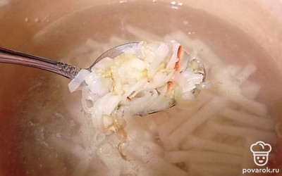 Далее выложите в кастрюлю обжаренный лук.
