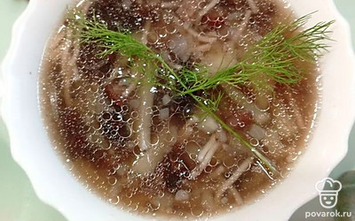 Грибную лапшу подавайте горячей. Добавьте любимую зелень и сметану. Приятного аппетита! 