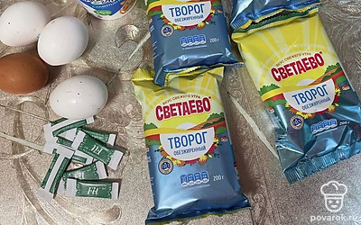 Яйца вымойте водой с содой. Разбейте яйца в миску и взбейте с добавлением сахарозаменителя.