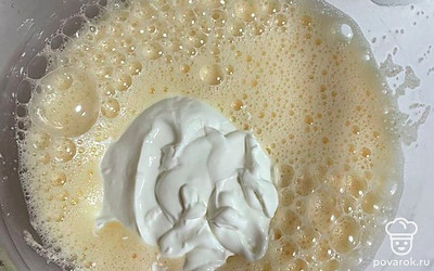 Добавьте сметану.