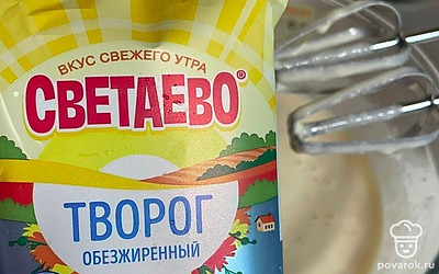 Далее выложите творог. Перемешайте и в конце добавьте манку.