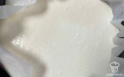 Вылейте в форму. Можете сделать это на специальную бумагу, можете на смазанную маслом форму. Поставьте в разогретую духовку на полчаса.