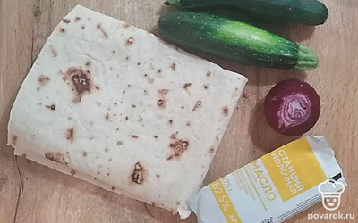 Лук почистите. Цукини вымойте.