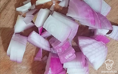 Лук нарежьте полосками.