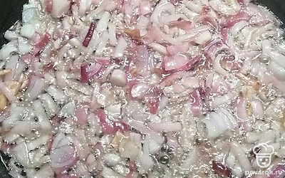 Обжарьте лук на сливочном масле. Томите на сковороде до золотистого цвета.