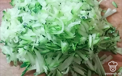 Цукини натрите на крупной терке. Выложите в сковороду и обжаривайте до золотистого цвета. Посолите. 