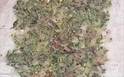 На разложенный лист лаваша выложите остывшую начинку. Подверните края лаваша и скрутите в рулет.