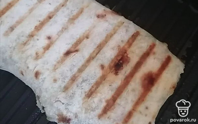 Выложите рулет на гриль. Жарьте до хрустящей корочки лаваша. 