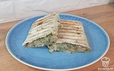 Рулет нарежьте удобными кусочками и подавайте к столу в теплым. Приятного аппетита!