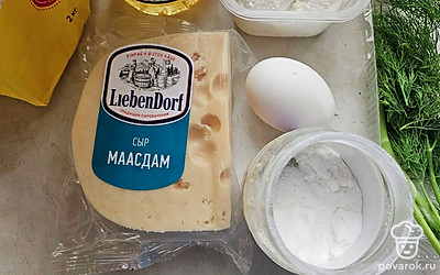 Подготовьте все ингредиенты. Разогрейте сковороду с небольшим количеством масла.