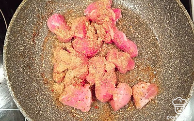 Куриное бедро нарежьте кусочками и обжарьте со специями.