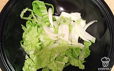 Пекинскую капусту нашинкуйте и выложите в салатник.