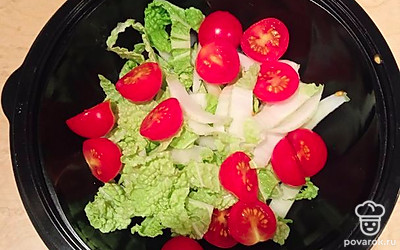 Помидоры черри разрежьте пополам и добавьте к капусте.