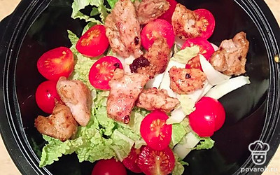 Далее выложите обжаренную курицу.