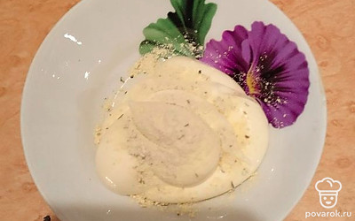 Сделайте соус. В майонез добавьте сухой чеснок. Перемешайте.