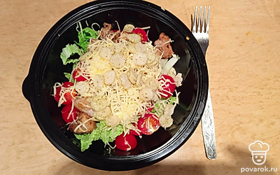 Подавайте салат как самостоятельное блюдо. 