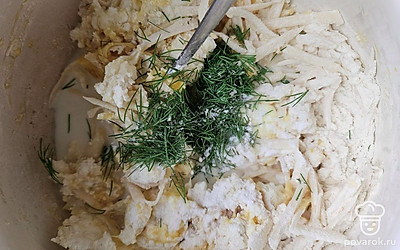 Добавьте муку и разрыхлитель, молоко и затем укроп. Снова хорошо перемешайте до однородной консистенции. 