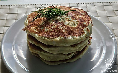 Подавайте хачапури горячими. По желанию, можете украсить веточкой свежей зелени.