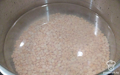 Горох промойте. Отварите в подсоленной воде до готовности примерно 1 час.