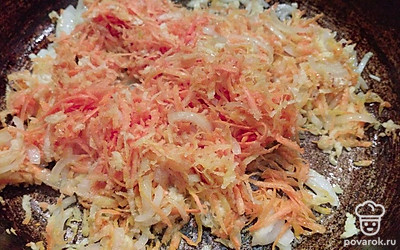 Обжарьте на раскаленной сковороде нарезанный лук и натертую на терке морковь.