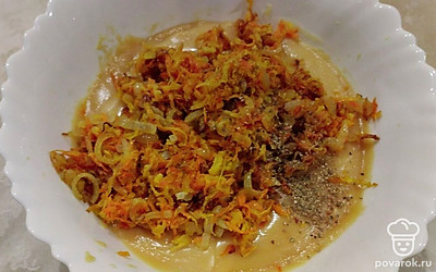 Соедините горох и зажарку, перемешайте.