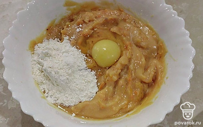 Добавьте яйцо, муку и перемешайте.